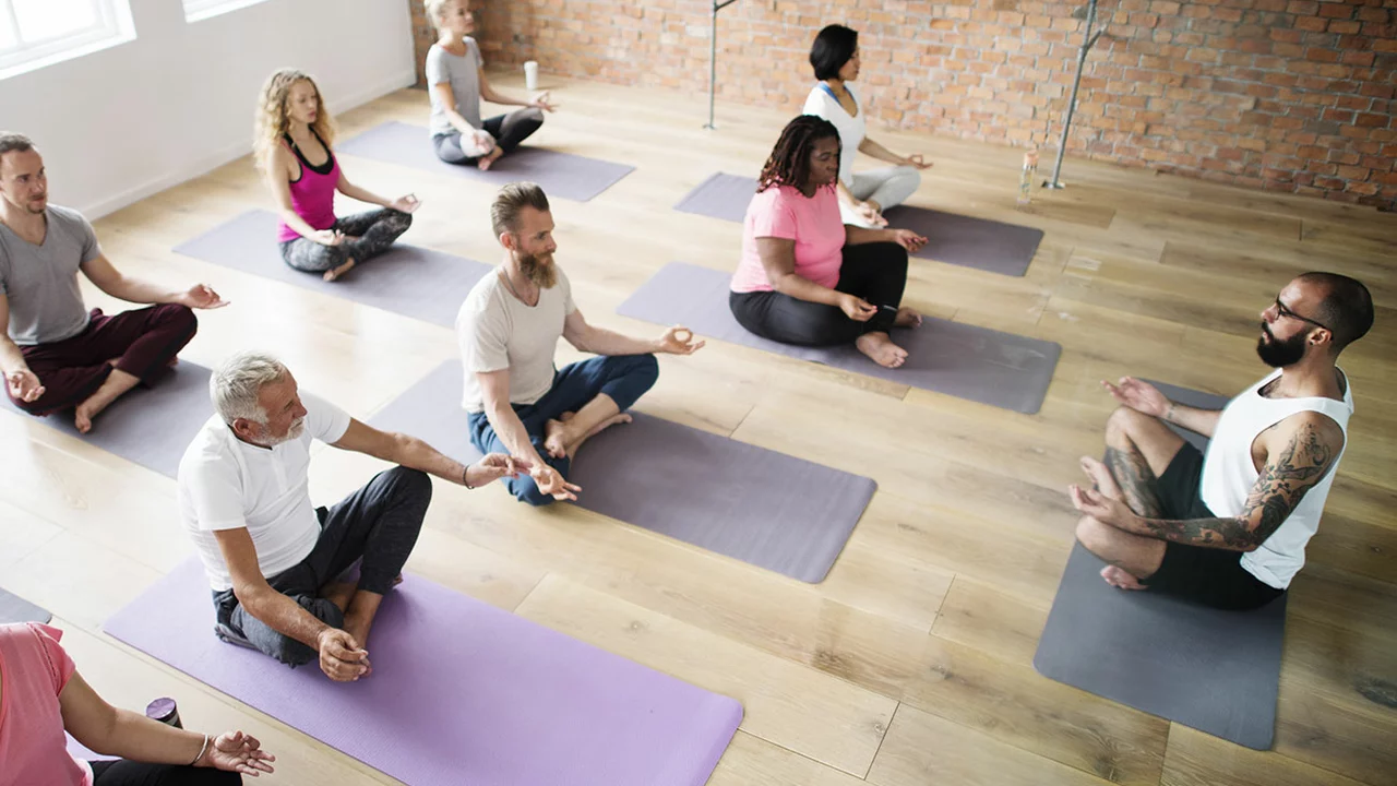 Is it better to do yoga in a class or online for a beginner?